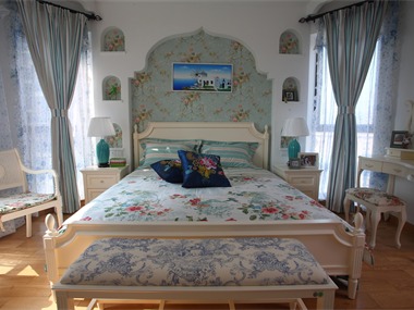整个室内空间装修风格为地中海风格，蓝白色调的搭配使