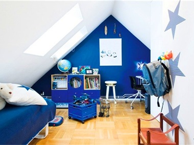 这是一套在瑞典的屋子，很像是个一套阳光屋一样，但更