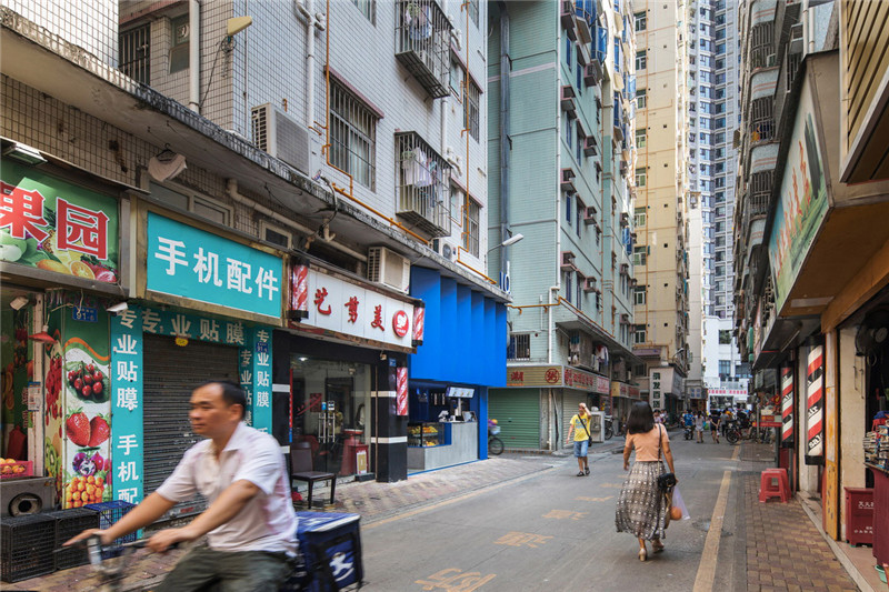 以项目所在地新洲南村地图肌理衍生的图形结合空间墙面形成格物柜