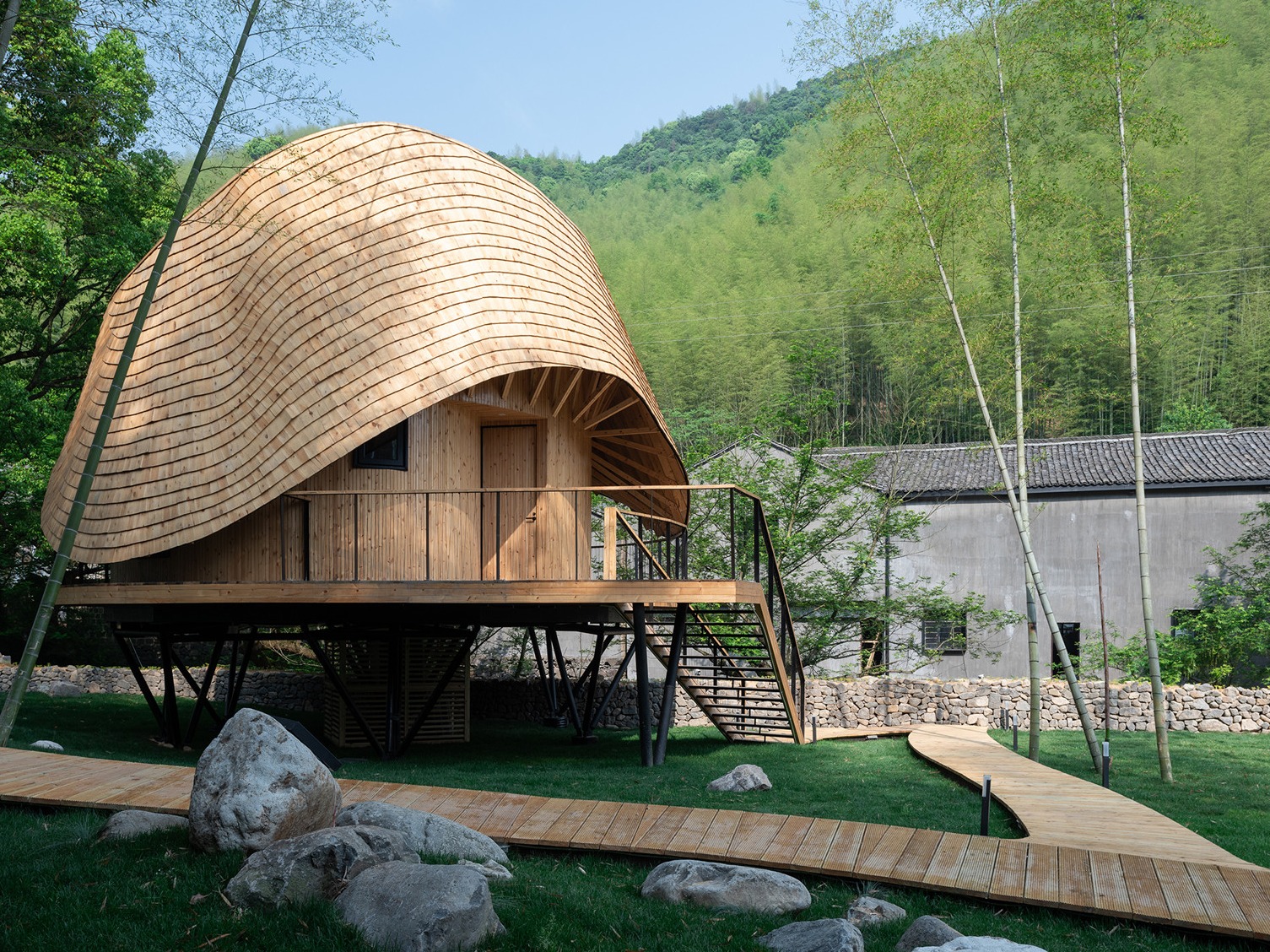 浙江TREEWOW O，扭曲屋顶的圆形木屋