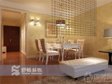 客厅：金色壁纸配上经典欧式家具布置，温馨靓丽。餐厅